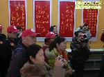 雷锋小学的学生向我们讲解学雷锋展室