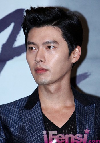 玄彬牵手汤唯 飞机头发型出镜《晚秋》首映会